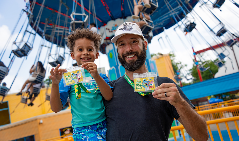 Family redeeming Pass Member Rewards at SeaWorld Orlando
