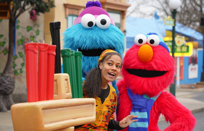 kinara with elmo and cookie